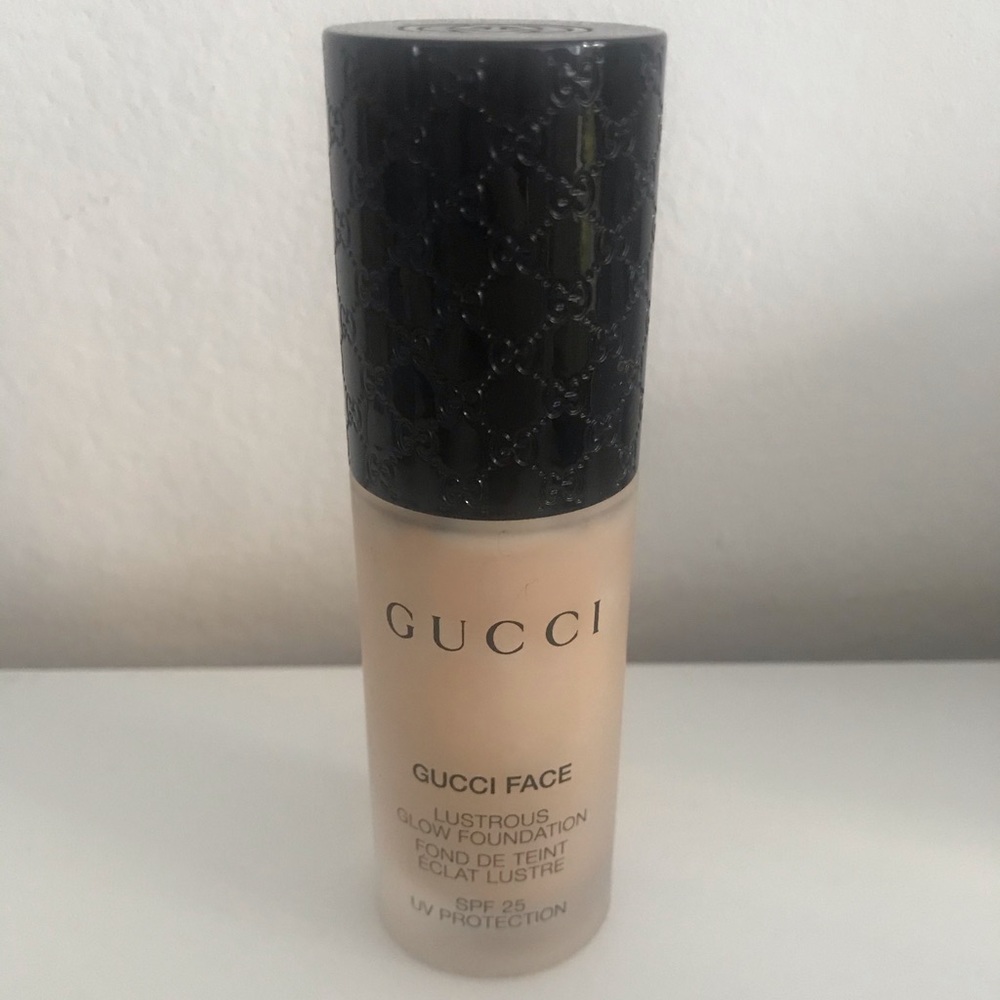 Gucci Lustrous Glow Foundation SPF 25 020